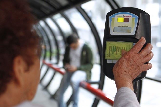 Hoje, somente micro-ônibus e os veículos que param nas estações-tubo podem circular sem cobradores | Antônio More/Gazeta do Povo