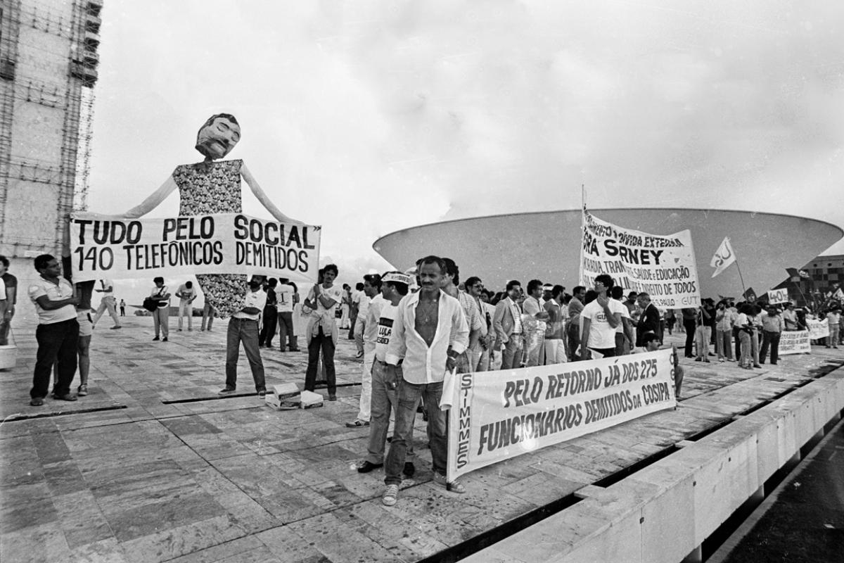 Manifestantes protestam em frente ao Congresso Nacional durante a Constituinte. | Reprodução/Senado/Arquivo
