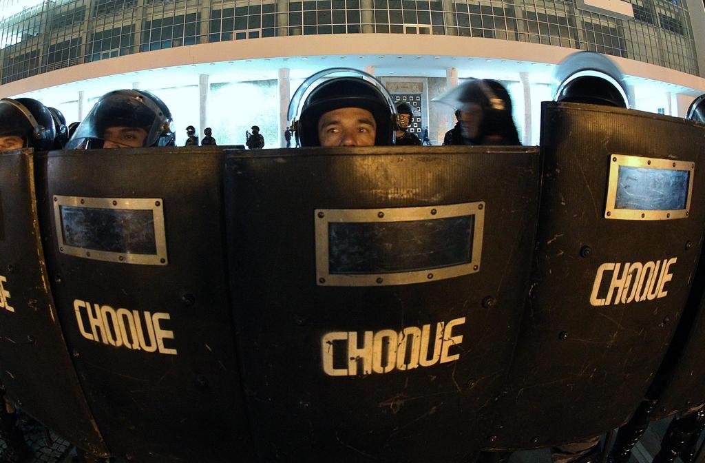 Pelotão de Choque da PM ficarão de prontidão em todo o Paraná a partir de sábado. | DANIEL CASTELLANO/GAZETA