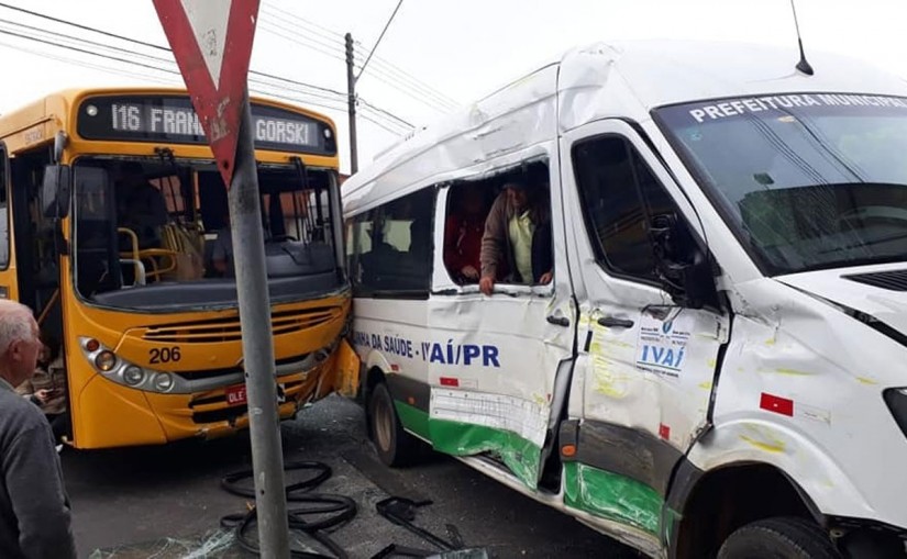 Segundo a polícia, um dos veículos teria avançado a preferencial | Alessandro Cavalli/Jornal da Cidade/Colaboração
