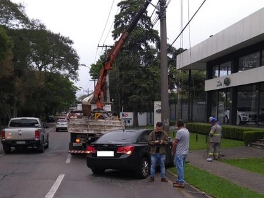 Carro bateu contra poste, que precisou ser trocado | Reprodução/Setran