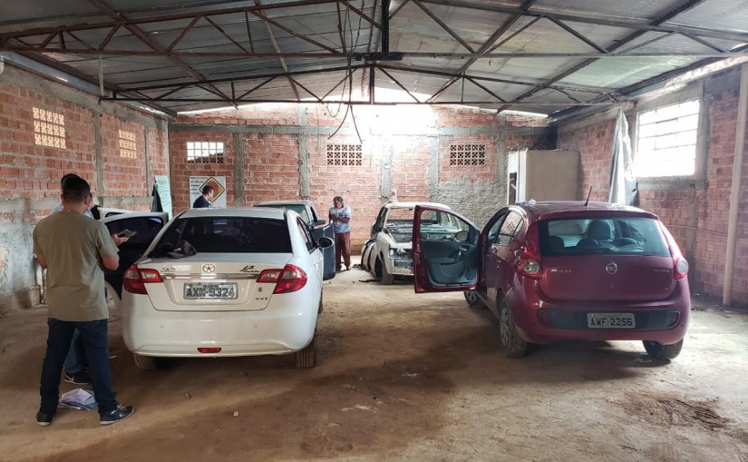 Polícia encontrou os carros, mas dois homens conseguiram fugir na abordagem. | Polícia Civil/