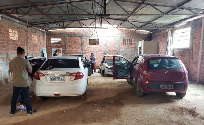 Polícia encontrou os carros, mas dois homens conseguiram fugir na abordagem. | Polícia Civil/