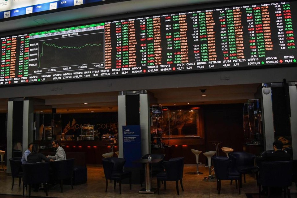 Painéis da B3, em São Paulo, na segunda-feira pós primeiro turno, em que a casa teve um pregão histórico de R$ 28,9 bilhões. | NELSON ALMEIDA/AFP