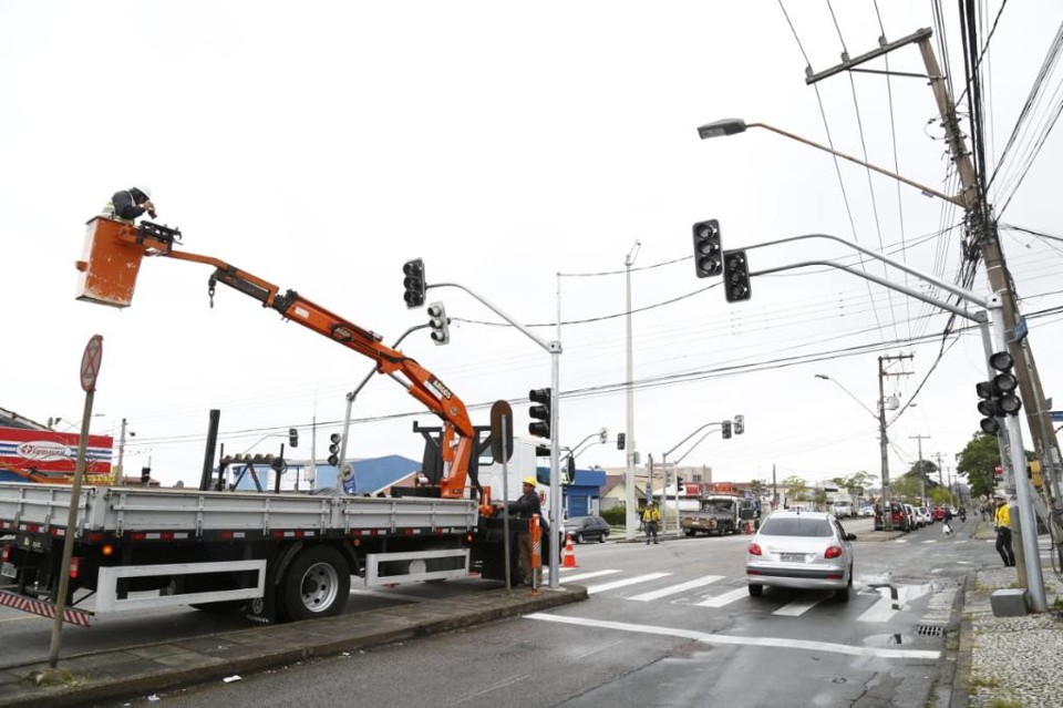 Motoristas que seguem pela Engenheiro Costa Barros não podem mais virar à esquerda e cruzar a canaleta | Aniele Nascimento/Gazeta do Povo
