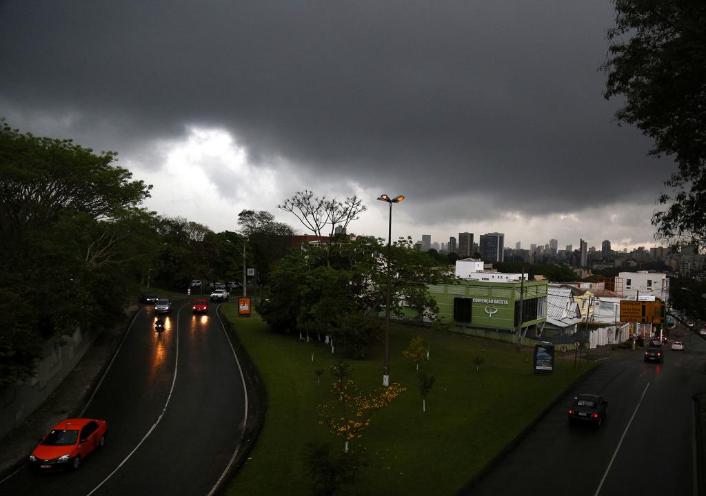 Nuvens negras cobriram a capital paranaense nesta quarta-feira | Aniele Nascimento/Gazeta do Povo