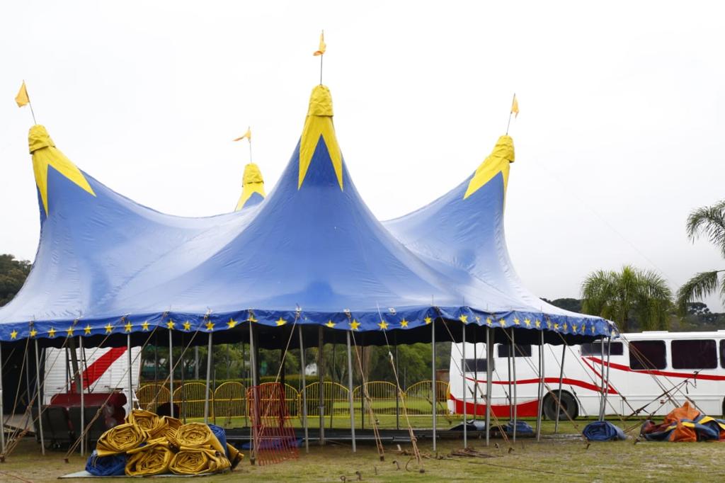 Circo Zanchettini já começou a se instalar no espaço do antigo Parque Alvorada | Aniele Nascimento/Gazeta do Povo