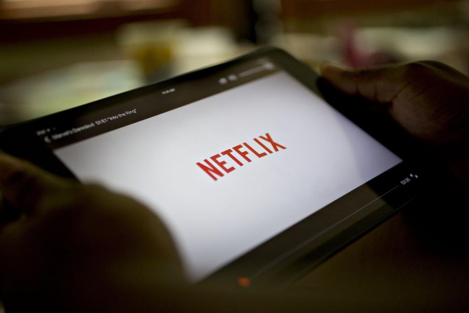 Tablet exibindo uma série da Netflix. | Daniel Acker/Bloomberg