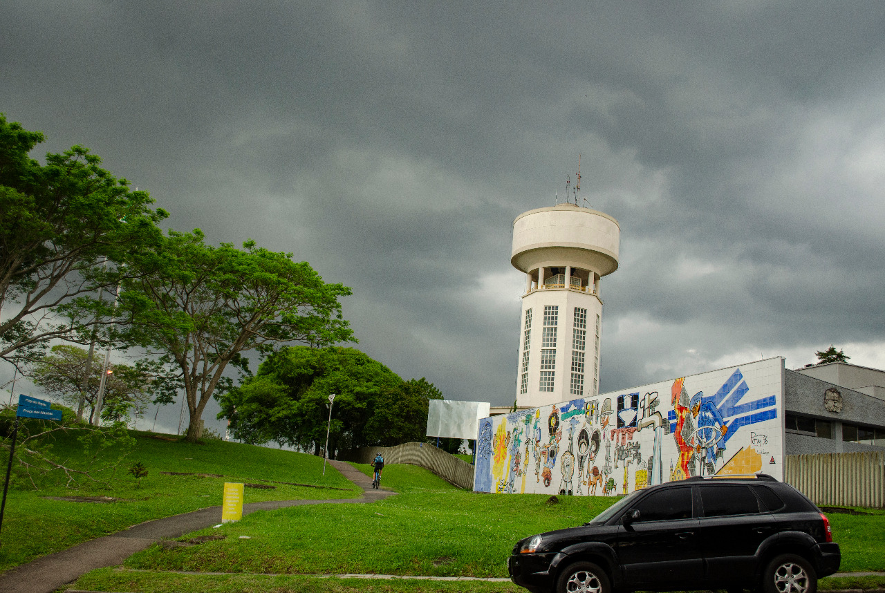 Caixa de água da Sanepar no Alto da XV no início da tarde desta quarta: nuvens negras em Curitiba. | Maicon Gomes/Gazeta do Povo