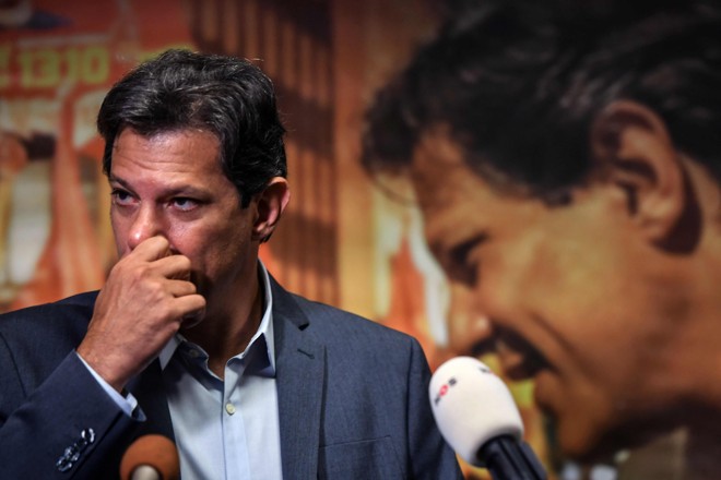 Conta do candidato do PT no Twitter acusou Bolsonaro de votar contra um projeto de lei que foi aprovado por unanimidade. | Nelson Almeida/AFP