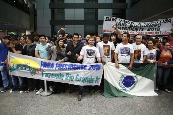 População aguarda desembarque de Bolsonaro no aeroporto de Curitiba: na capital paranaense, ele obteve 76,54% dos votos válidos. | Marcelo Andrade/Gazeta do Povo