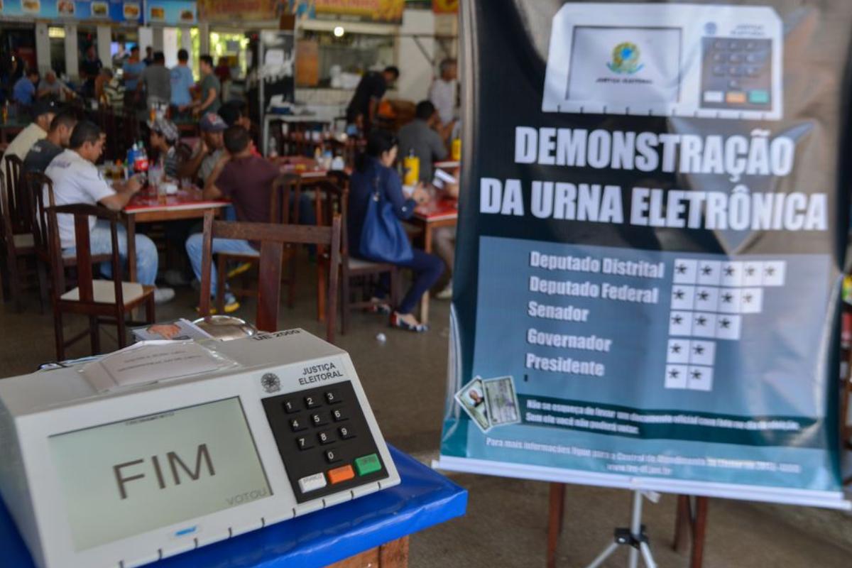 Tribunal Regional Eleitoral faz demonstrações da urna biométrica no Distrito Federal, para familiarizar o eleitor com a urna eletrônica | José Cruz/Agência Brasil