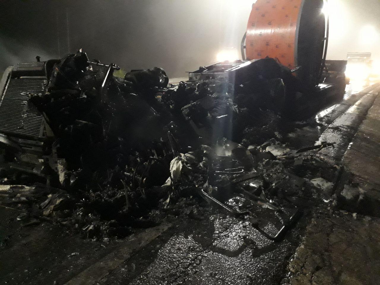 Caminhão pegou fogo após sequência de colisões na BR-376. | Divulgação/PRF-PR