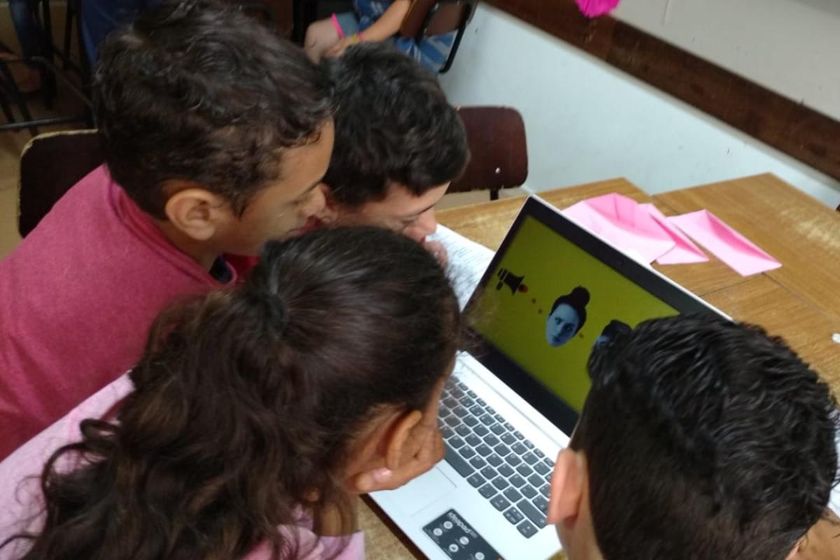 De forma lúdica, a professora Sônia Domingues, da Escola Municipal Paulo Freire, em Curitiba (PR), alerta os seus alunos dos 4º e 5º anos do Ensino Fundamental sobre a importância de conhecer as fontes das informações por meio da leitura. | 