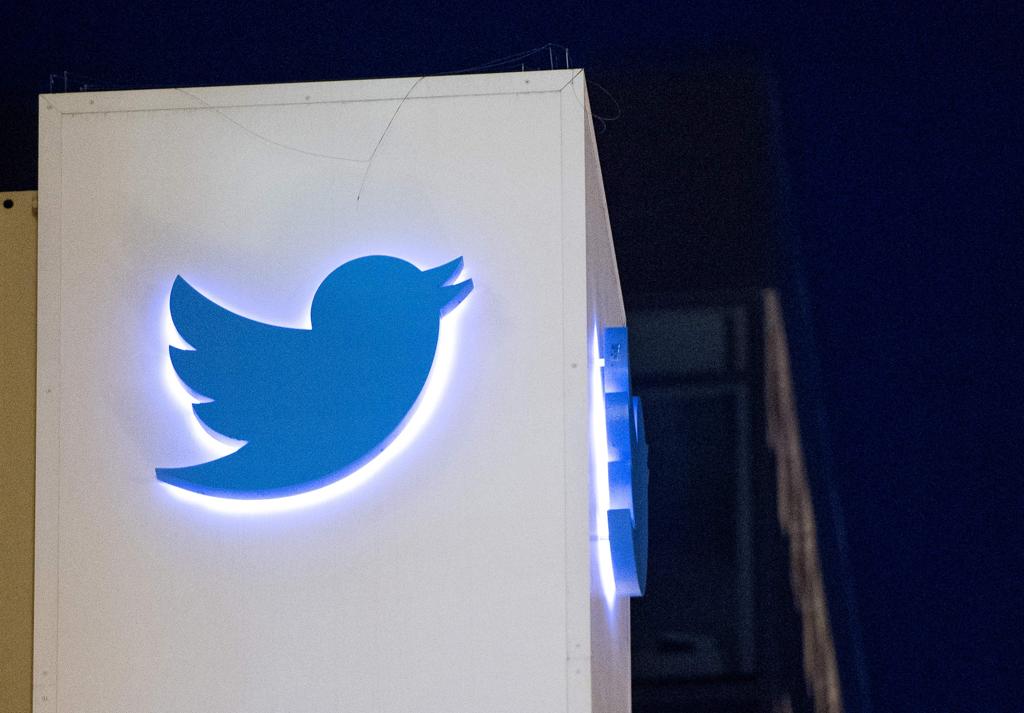 Logo do Twitter na fachada da sede da companhia, em São Francisco. | JOSH EDELSON/AFP