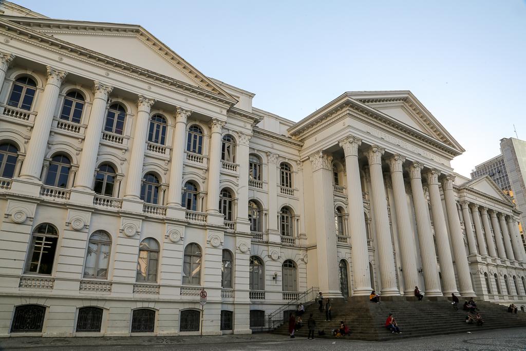Prédio histórico da UFPR. Vestibular da instituição começa no domingo (21) | Marcelo Elias/Gazeta do Povo