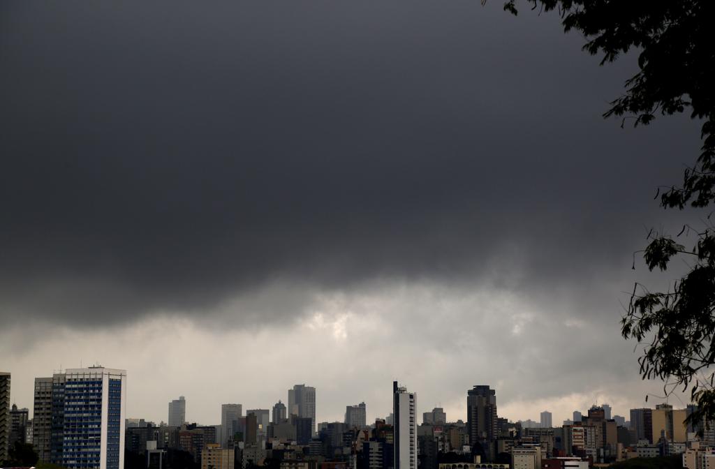 Entre domingo e terça-feira, curitibanos terão uma trégua mas nova frente fria chega na quarta(31) trazendo mais chuva | Aniele Nascimento/Gazeta do Povo
