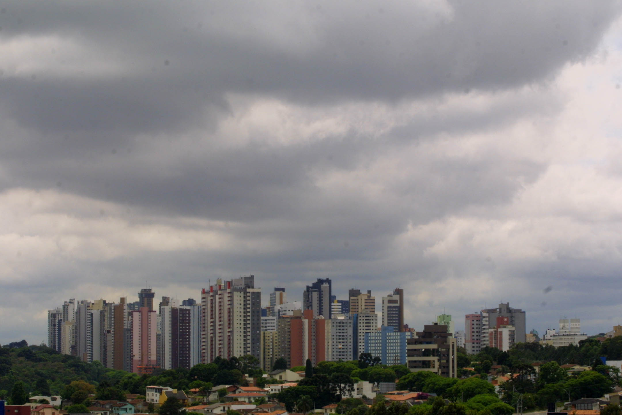 Dias cinzas darão o tom ao longo da semana em Curitiba. | MARCELO ELIAS/Gazeta do Povo