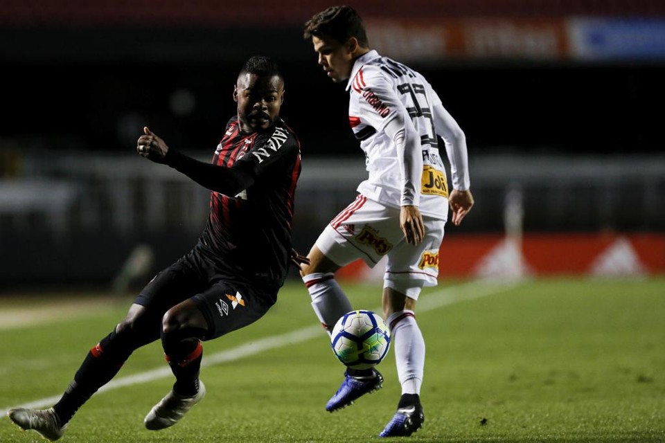 O Atlético, de Nikão, criou chances, assim como São Paulo, de Araruna,  mas a bola parou nos goleiros e no travessão. | Marco Galvão/Estadão Conteúdo