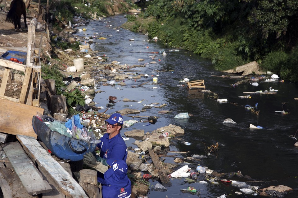 Lixo é mais comum em bairros com grandes aglomerados de pessoas; população deve contribuir para a limpeza | Albari Rosa / Gazeta do  Povo