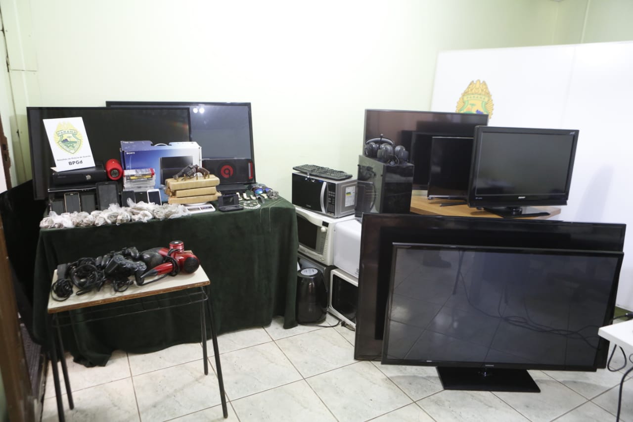 TVs e outros eletrodomésticos foram encontrados em uma casa em Piraquara. | Marco Charneski/Tribuna do Paraná