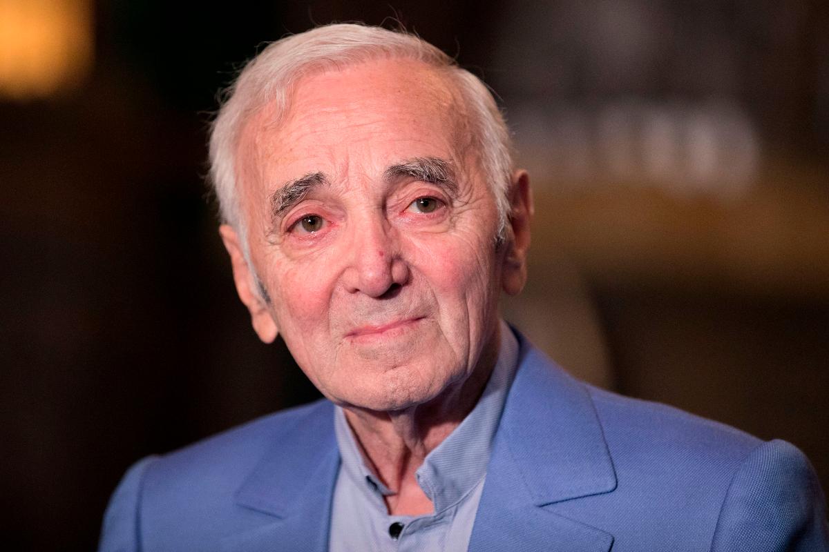 O cantor e compositor Charles Aznavour durante o lançamento da sua estrela na Calçada da Fama em Hollywood | JONATHAN ALCORN/ AFP