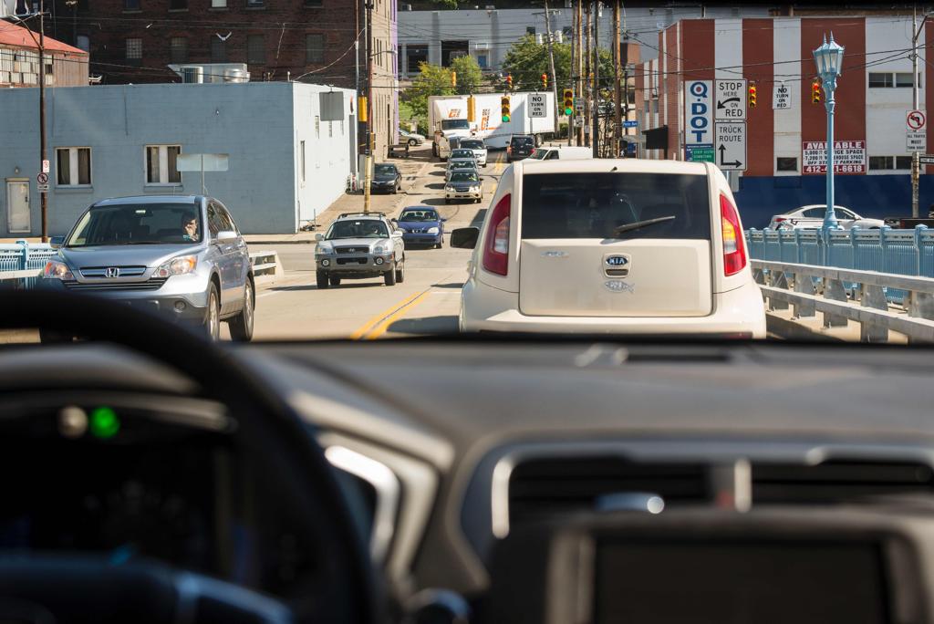 Visão de dentro de um dos carros autônomos do Uber em teste nos EUA em 2016. | ANGELO MERENDINO/AFP