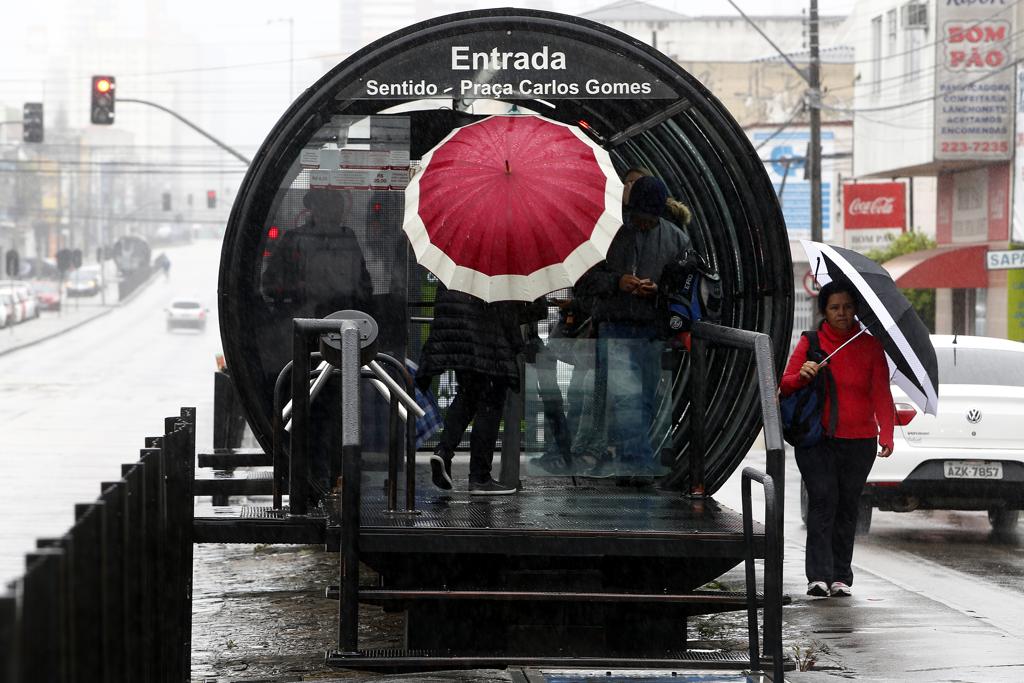 Situação só melhora no domingo e na sexta-feira (26) há risco de temporal | Aniele Nascimento/Gazeta do Povo