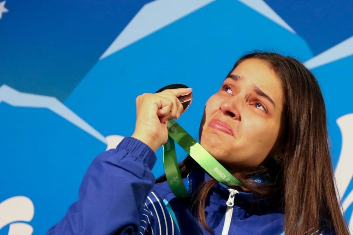 Mesmo abalada, Cátia Oliveira sobe ao pódio para homenagear o pai. | Roberto Castro / rededoesporte.gov.br