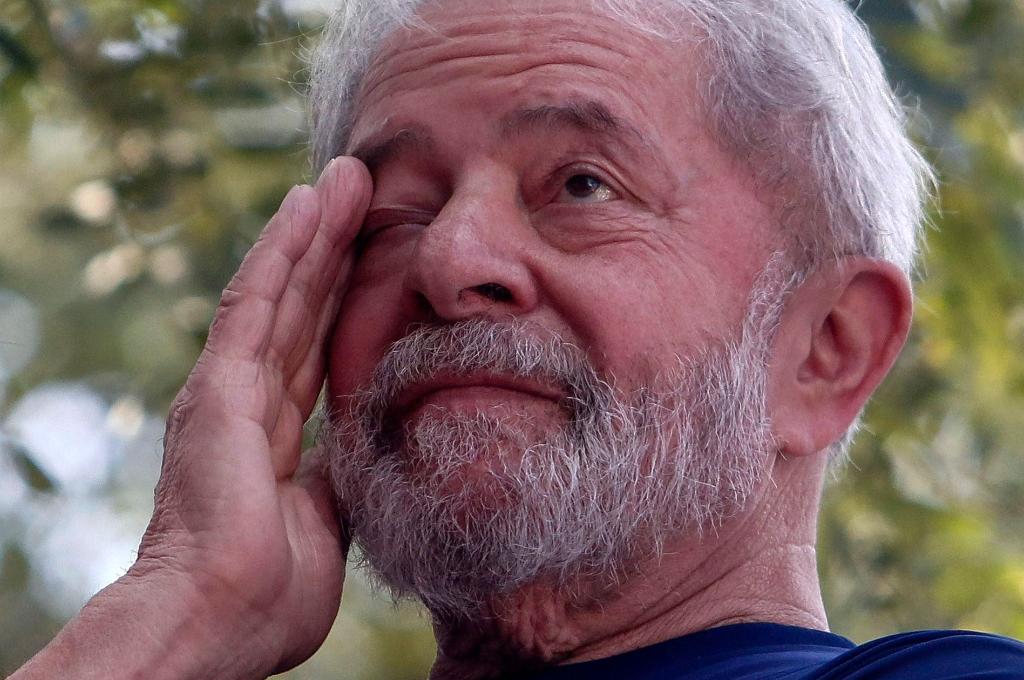 Imagem de Lula, no dia em que foi preso, em 7 de abril | Miguel Schincariol/AFP