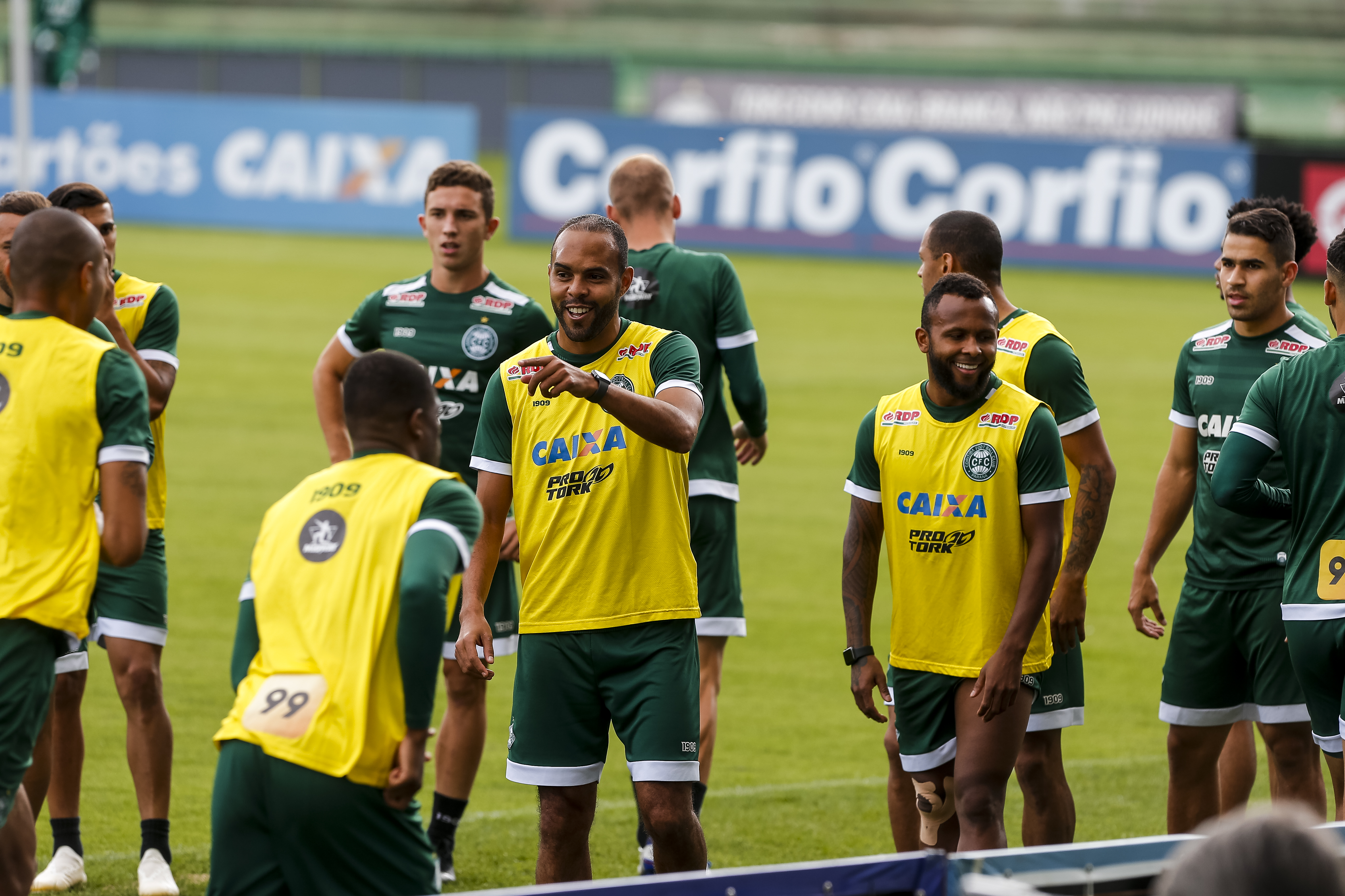 Alecsandro, ao centro, é um dos jogadores com contratos que se encerram no final do ano. | André Rodrigues/Gazeta do Povo