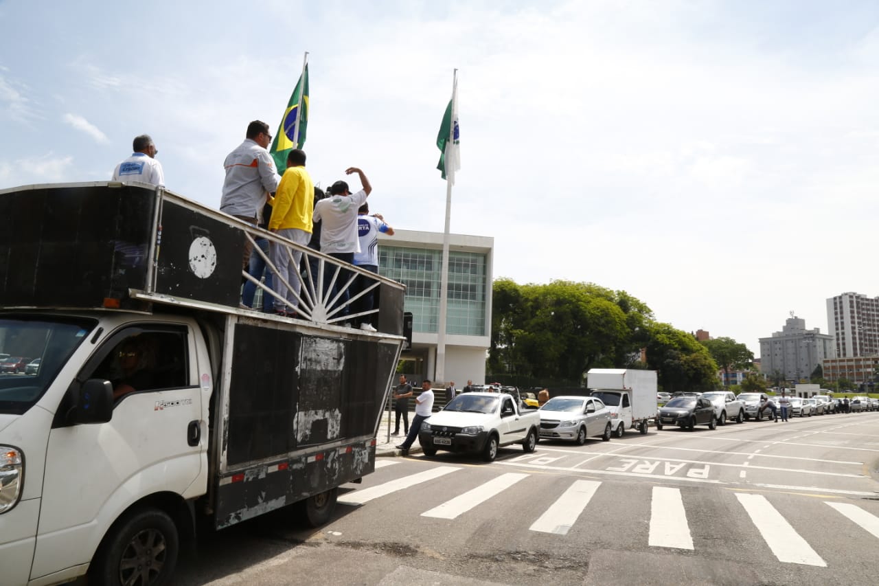 Manifestantes foram até o Palácio Iguaçu em carreata. | Aniele Nascimento /Gazeta do Povo