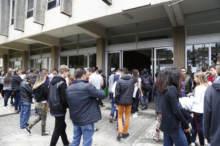 Estudantes chegam ao Centro Politécnico, um dos locais de prova da 1ª fase do vestibular da UFPR | Aniele Nascimento /Gazeta do Povo