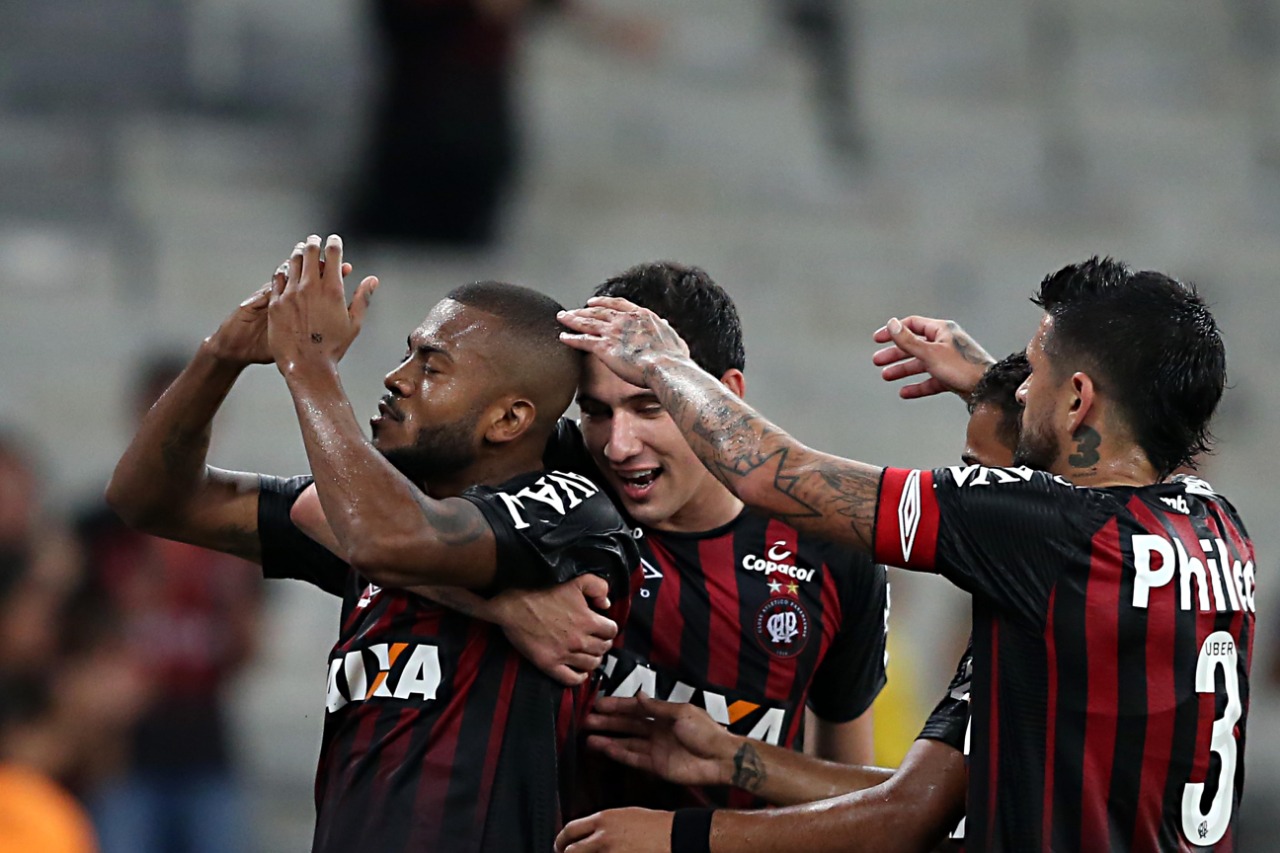 Marcelo Cirino, primeiro à esquerda, abriu o placar na Arena. | Albari Rosa/Gazeta do Povo