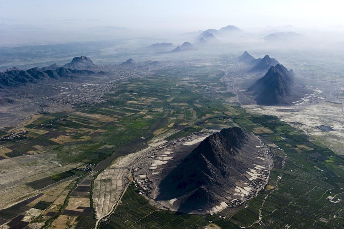 Montanhas no Afeganistão. A queda de um helicóptero deixou pelo menos 20 pessoas mortas no país, nesta quarta-feira (31) | Pixabay