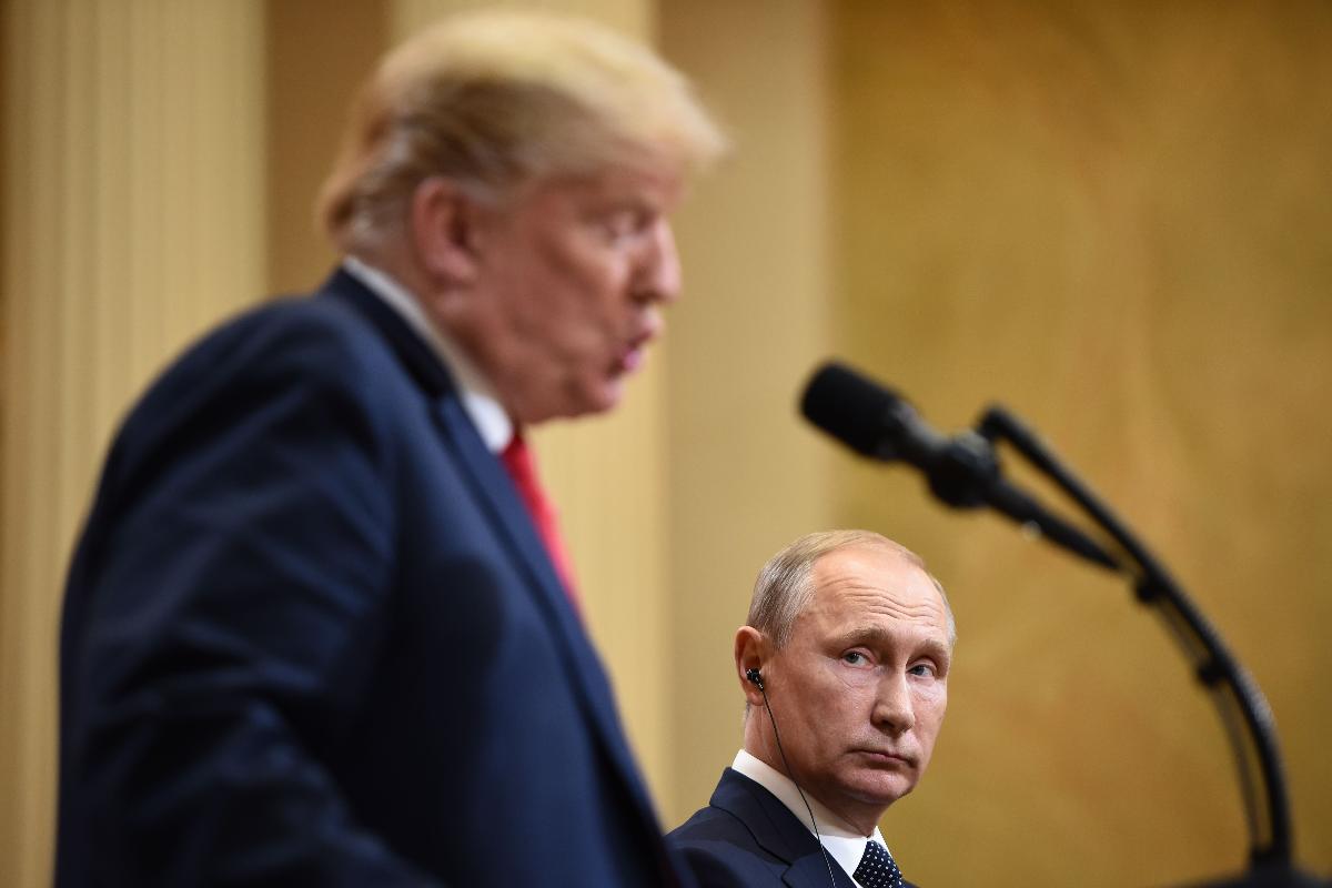 Presidente dos EUA, Donald Trump (em primeiro plano) ao lado do presidente russo Vladimir Putin na cúpula de Helsinque, em julho | BRENDAN SMIALOWSKI/AFP