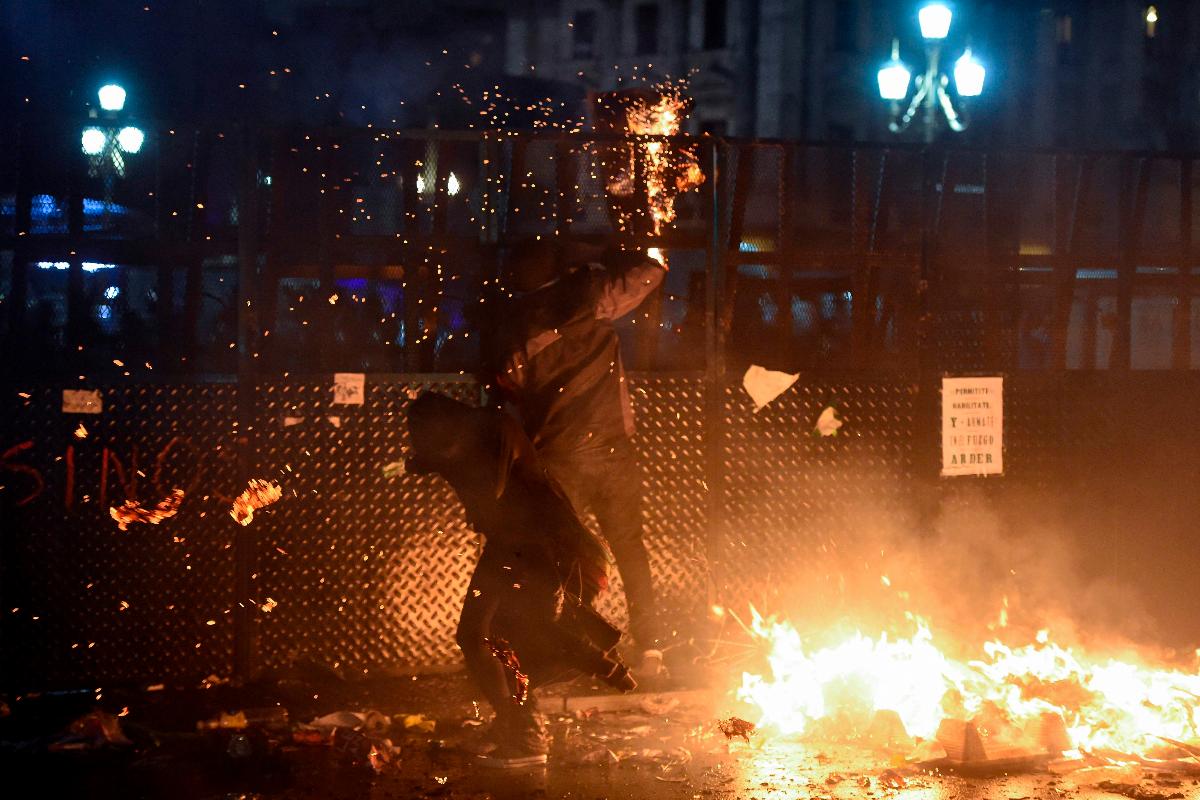 Pessoas atearam fogo fora do Congresso Nacional, em Buenos Aires, depois que os senadores rejeitaram o projeto de lei para legalizar o aborto | EITAN ABRAMOVICH/AFP
