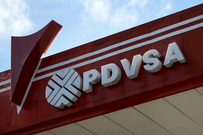 Logo da PDVSA, a petrolífera estatal venezuelana, em posto de combustível em Caracas | FEDERICO PARRA/AFP