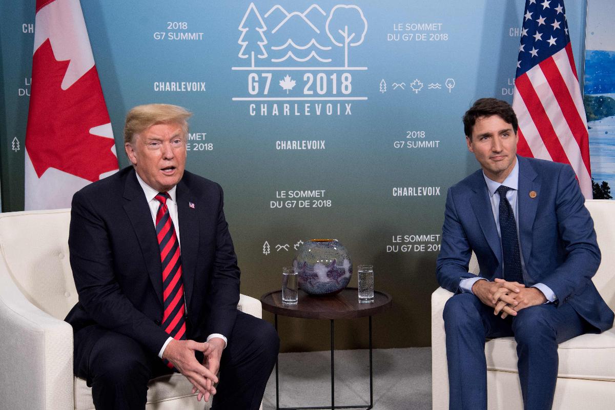 Preisdente dos EUA, Donald Trump, e o primeiro-ministro do Canadá, Justin Trudeau, em encontro do G7, em junho de 2018 | SAUL LOEB/AFP