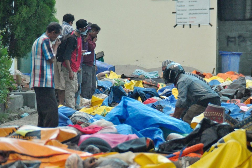Equipes de resgate preparam os corpos das vítimas do terremoto no complexo de um hospital da polícia em Palu, em Sulawesi, Indonésia | MUHAMMAD RIFKI/AFP