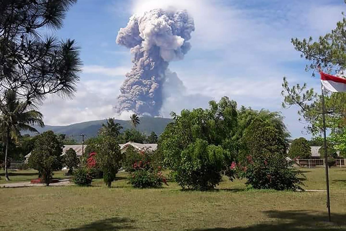 Erupção do vulcão Soputan, vista de Pinabetengan, no sudeste de Minahasa, província Norte de Celebes | Divulgação/AFP