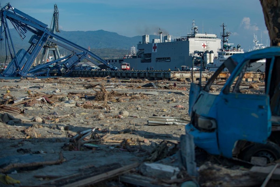 Navio hospitalar no porto de Palu, a cidade mais atingida pelo tsunami que ocorreu em outubro deste ano | BAY ISMOYO/
AFP