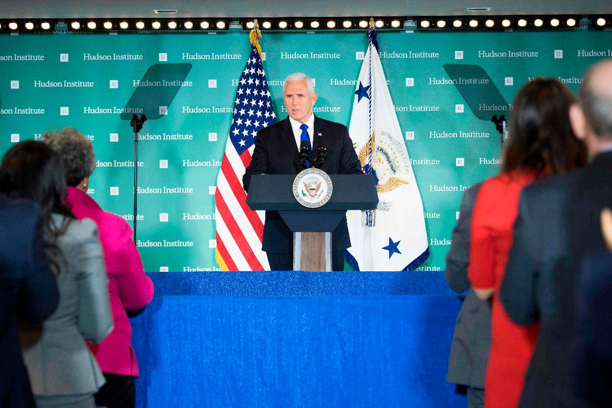 Vice-presidente dos EUA, Mike Pence, fala sobre a política do governo em relação à China em Washington, DC | JIM WATSON/AFP