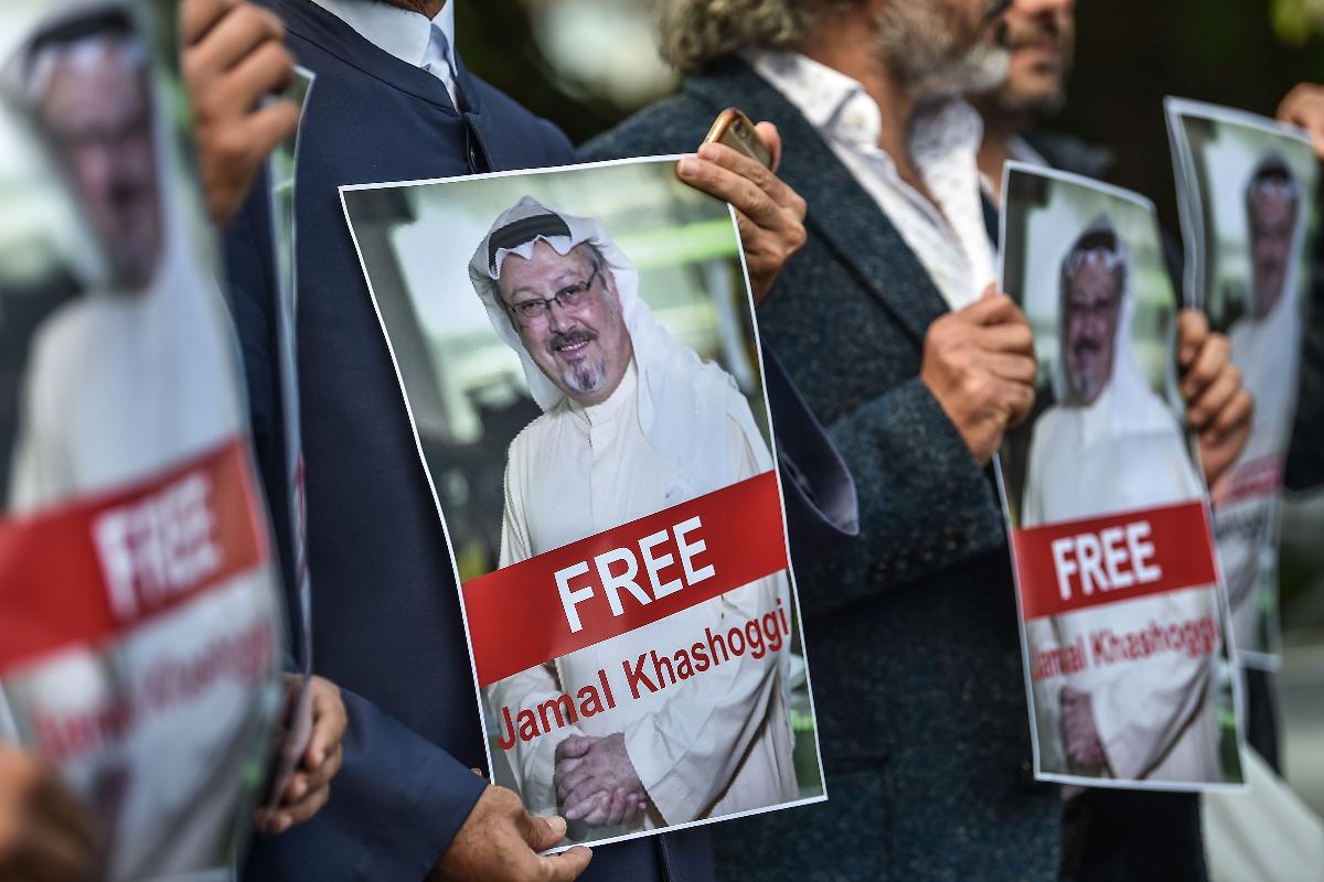 Manifestantes seguram fotos do jornalista desaparecido Jamal Khashoggi durante uma manifestação em frente ao consulado da Arábia Saudita em Istambul, em 5 de outubro | OZAN KOSE/AFP