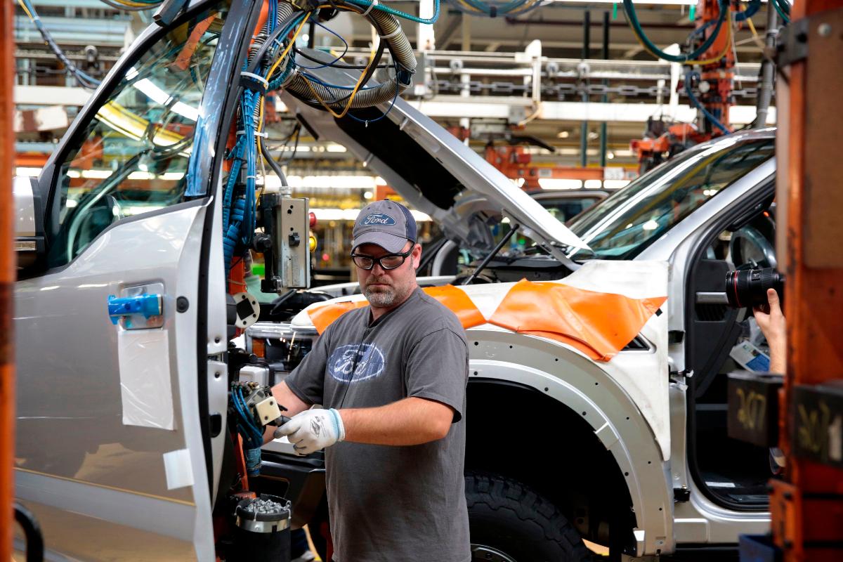 Funcionário trabalha na linha de montagem da Ford, em Dearborn, Michigan, EUA | JEFF KOWALSKY/AFP