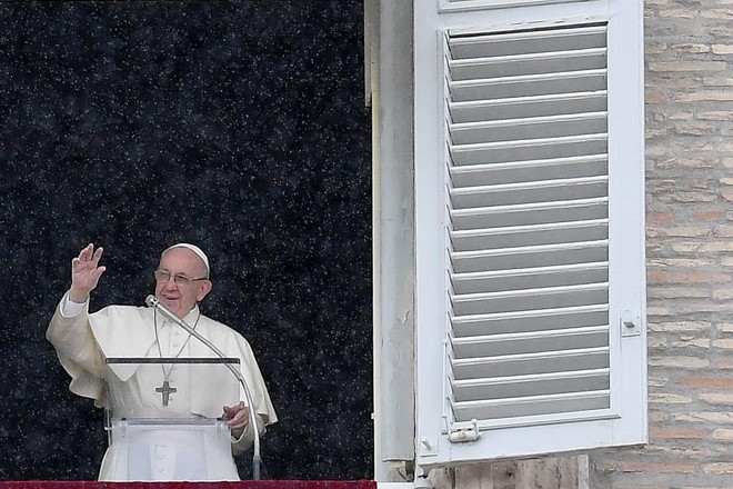 Papa Francisco acena para multidão | TIZIANA FABI/AFP