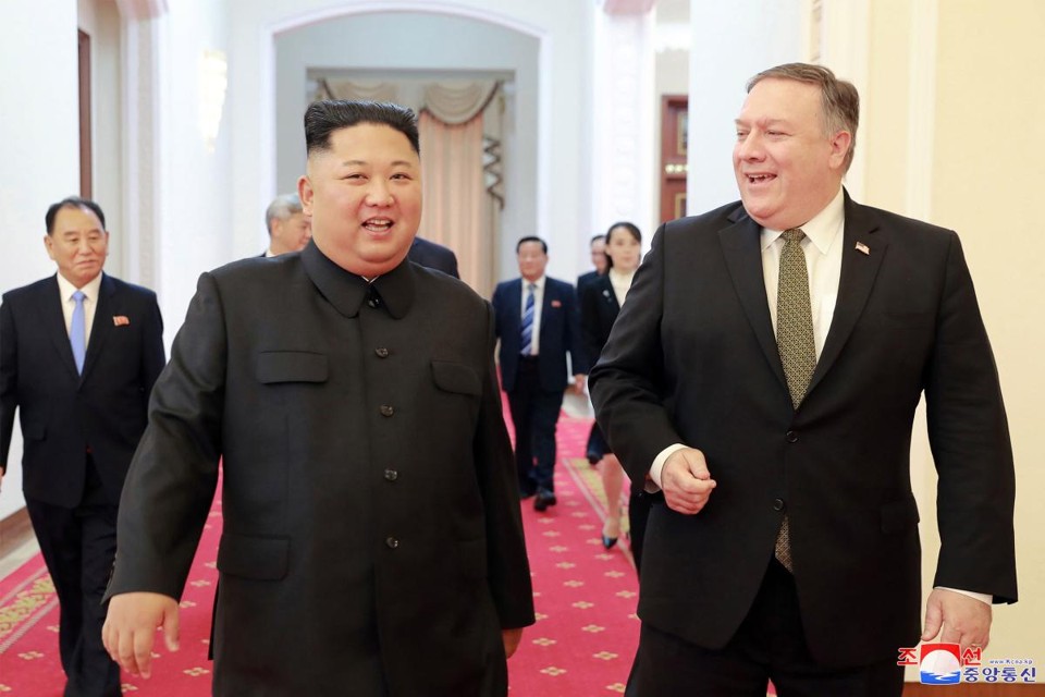 Ditador da Coreia do Norte, Kim Jong-un (E), e o secretário de Estado dos EUA, Mike Pompeo (D), na Casa de Hóspedes do Estado de Paekhwawon, em Pyongyang | KCNA VIA KNS/AFP