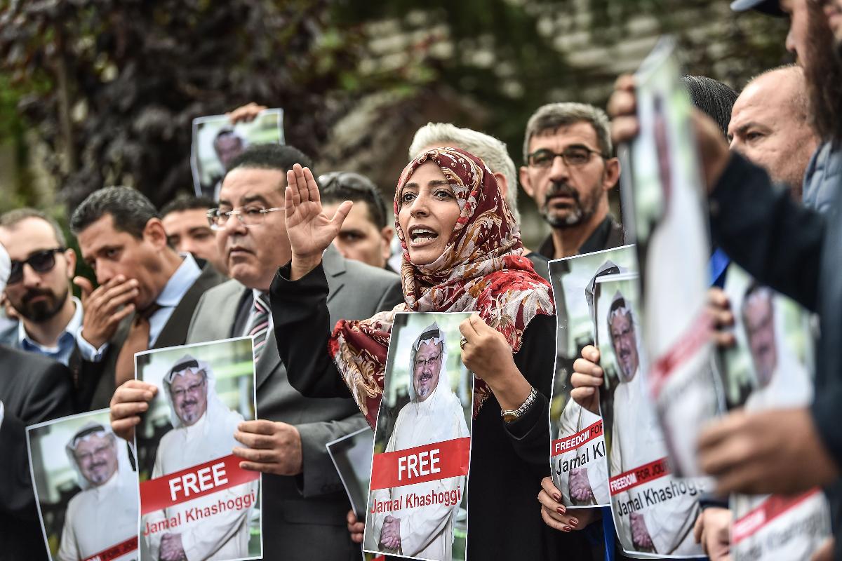 Manifestantes protestam diante do consulado saudita em Istanbul, na Turquia, por causa do desaparecimento do jornalistaJamal Khashoggi | OZAN KOSE/AFP