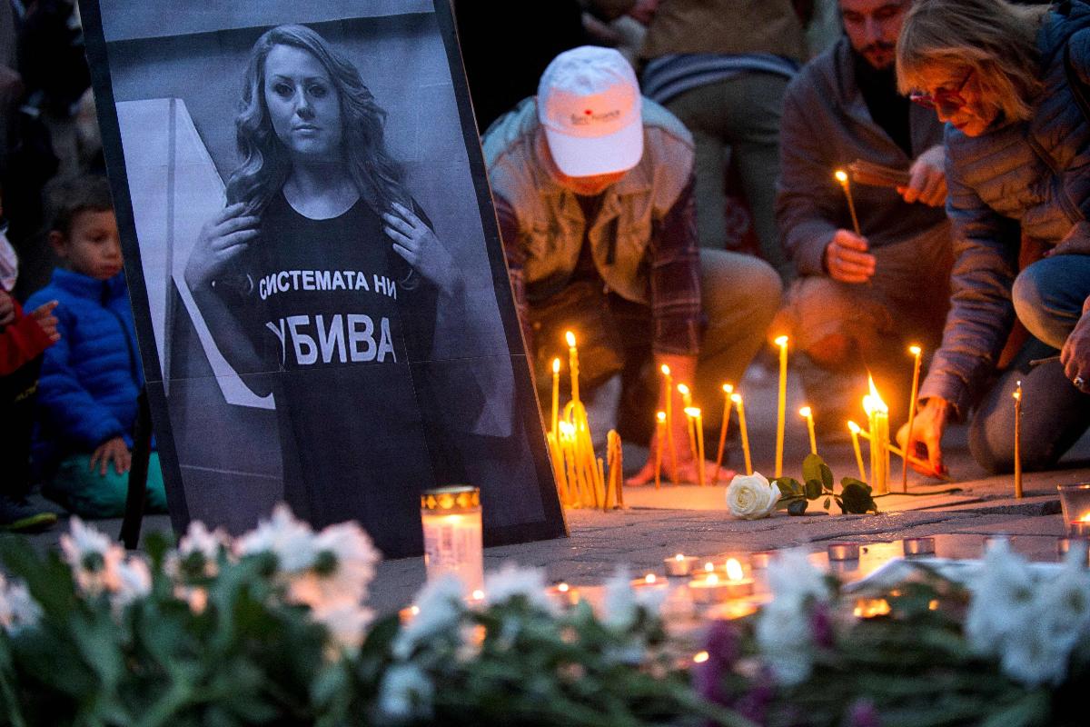 Pessoas participam de vigília em homenagem à jornalista Viktoria Marinova, morta no sábado, em Sofia, capital da Bulgaria | NIKOLAY DOYCHINOV/AFP