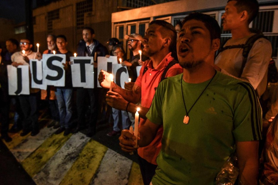 Oponentes do ditador Nicolas Maduro protestam em frente ao prédio do Sebin, exigindo explicações para a morte de Fernando Albán | JUAN BARRETO/AFP